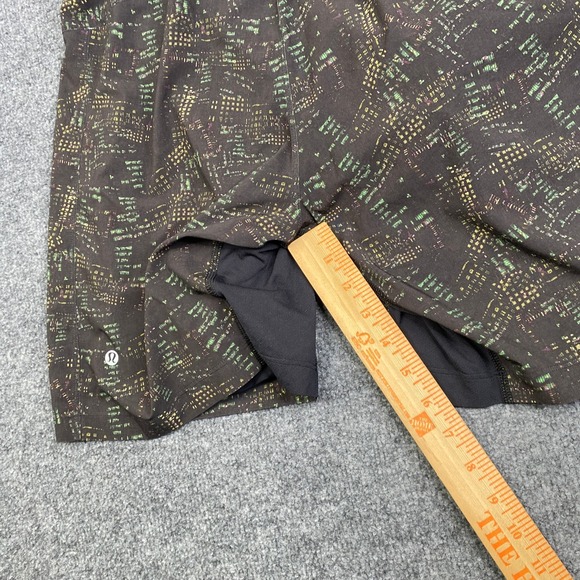 Lululemon Mens 2-in-1 Running Shorts Green Yellow Digital Print Liner 7in Inseam - Picture 7 of 8